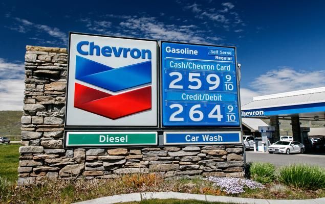 Warren Buffett a cumpărat acțiuni Chevron! Ar trebui?