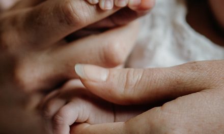Românii au nevoie de extinderea screening-ului neonatal pentru boli rare